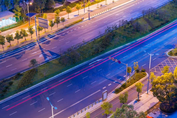 Bewegende Auto Met Wazig Licht Door Stad Nachts — Stockfoto