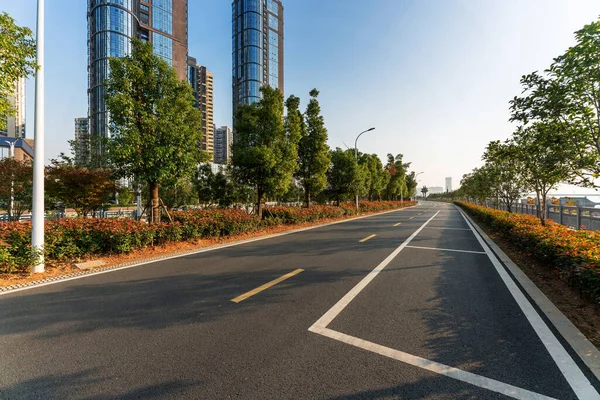 Carretera Urbana Vacía Edificios Ciudad — Foto de Stock