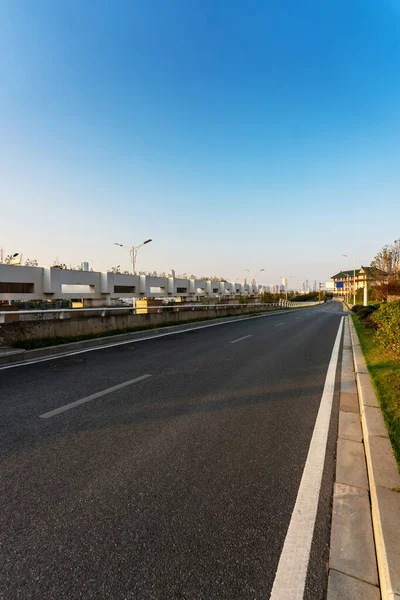 Şehirdeki Boş Şehir Yolu Binalar — Stok fotoğraf