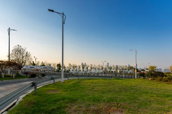 Şehirdeki boş şehir yolu ve binalar