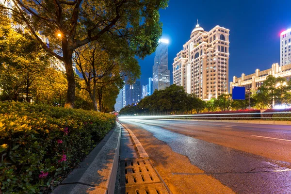 Light Trails Modern Building Background Shanghai China — Stock Photo, Image