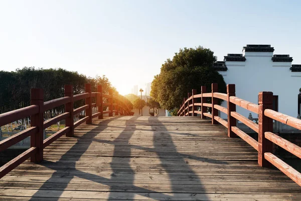 城市公园小河上的木桥 — 图库照片