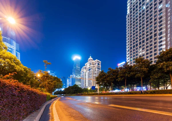 Automóvil Movimiento Con Luz Borrosa Través Ciudad Por Noche — Foto de Stock