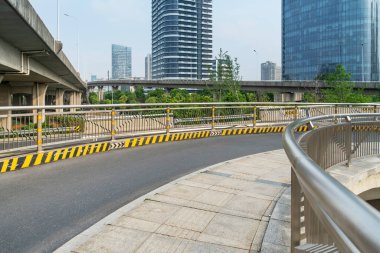 Otoyol üst geçidi modern şehrin ufuk çizgisi arkaplanı