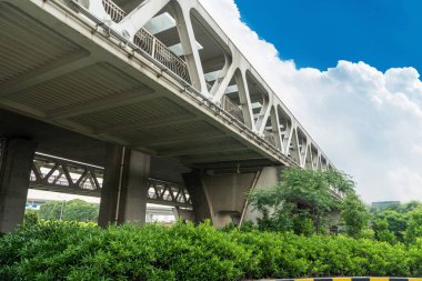 Mavi gökyüzüne karşı yaya köprüsü