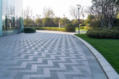 Modern şehrin boş, modern meydanı ve gökdelenleri