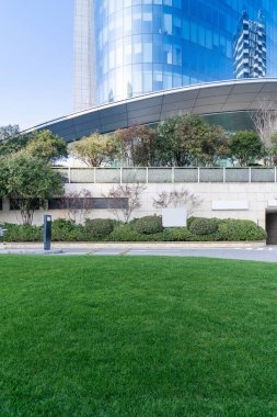 Modern bina yeraltı otoparkı çıkışı.