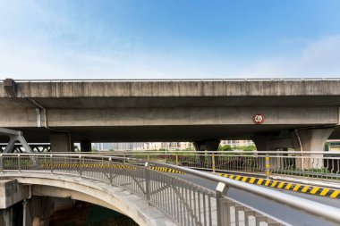 Otoyol ve viyadük mavi bulutların altında