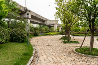 Şehirdeki üst geçidin altında beton yapı ve asfalt yol alanı