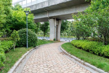 Modern şehirde yürüyüş yolu