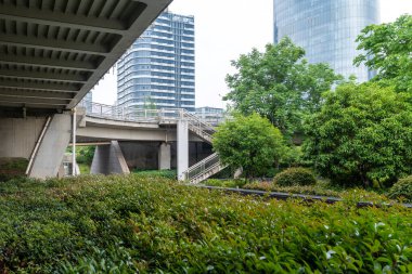 Şangay 'da modern bina geçmişi olan şehir parkı.
