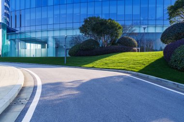 Şehirdeki boş şehir yolu ve binalar