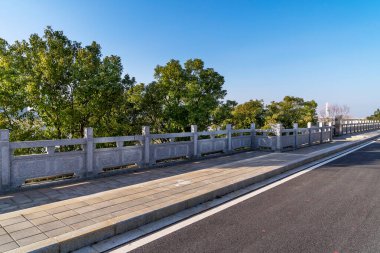 Şehirdeki boş şehir yolu ve binalar