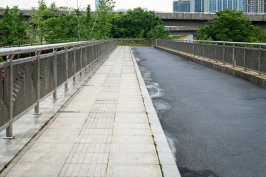 Otoyol ve viyadük mavi bulutların altında