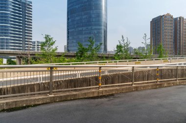 Otoyol ve viyadük mavi bulutların altında