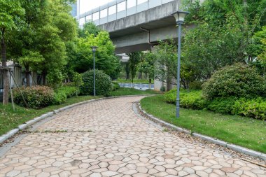 Modern şehirde yürüyüş yolu