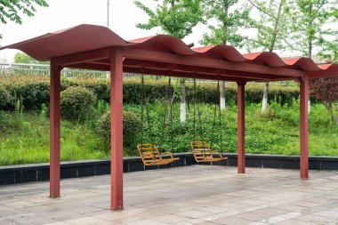 Yeşil bahçede boş bir salıncak, halka açık bir park. 