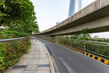 Otoyol ve viyadük mavi bulutların altında