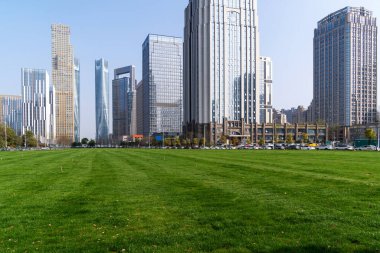 Şangay 'da modern bina geçmişi olan şehir parkı.