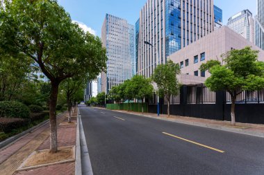 Şehirdeki boş şehir yolu ve binalar