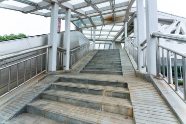 Modern bir binanın korkuluk ve merdivenlerinin detaylarını kapat.