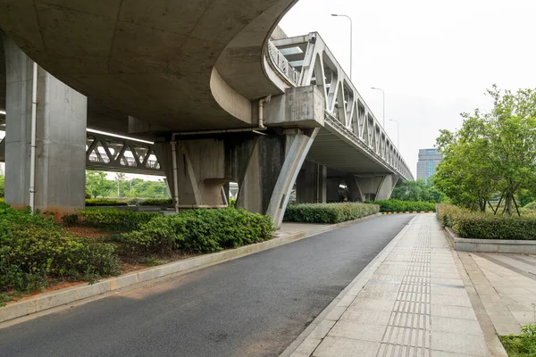 Şehirdeki Üst Geçidin Altında Beton Yapı Asfalt Yol Alanı — Stok fotoğraf