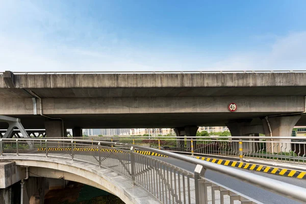 Otoyol ve viyadük mavi bulutların altında