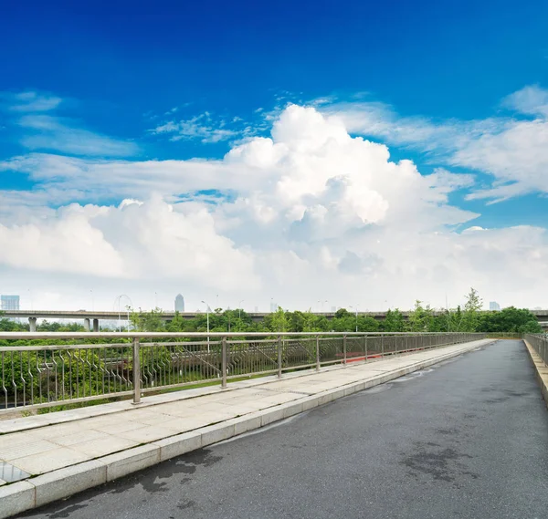 Autobahn Und Viadukt Unter Blauen Wolken — Stockfoto