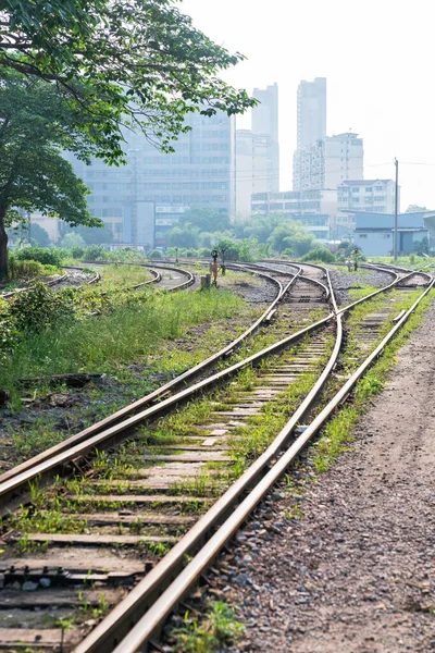 コンテナと日没時の貨物列車のプラットフォーム — ストック写真