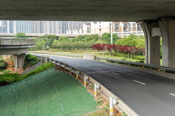 Şehirdeki Üst Geçidin Altında Beton Yapı Asfalt Yol Alanı — Stok fotoğraf