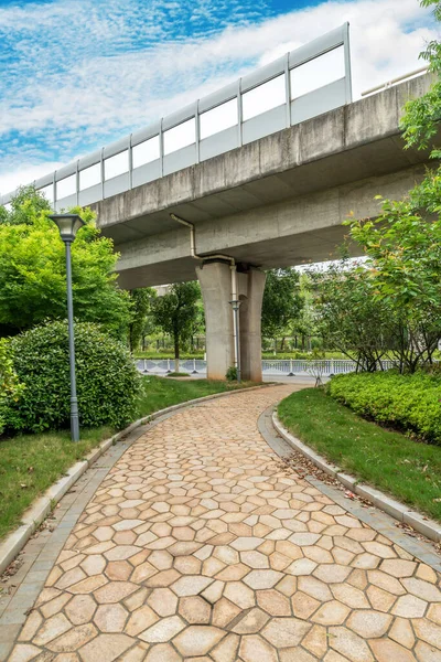 Estructura Hormigón Espacio Vial Asfalto Bajo Paso Elevado Ciudad —  Fotos de Stock