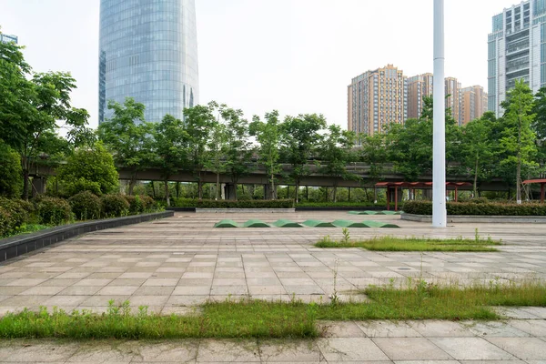 中国的温泉公园与现代城市 — 图库照片