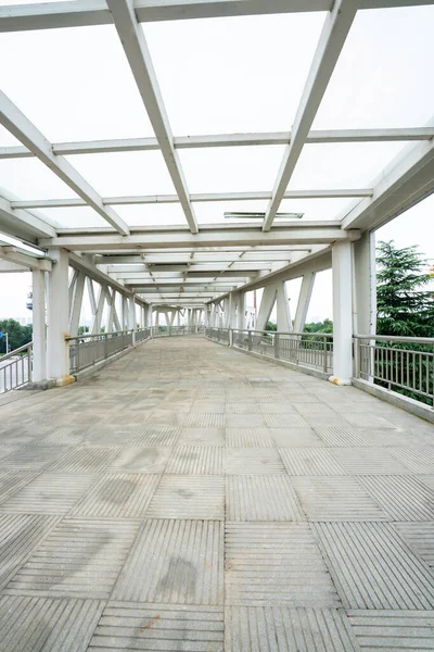 Uvnitř Moderního Mostu Pro Pěší — Stock fotografie