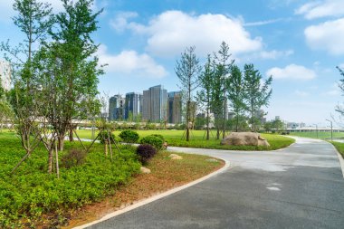 Bahar Parkı ve modern şehir