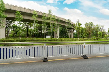 Şehirdeki üst geçidin altında beton yapı ve asfalt yol alanı