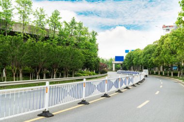 Şehirdeki üst geçidin altında beton yapı ve asfalt yol alanı