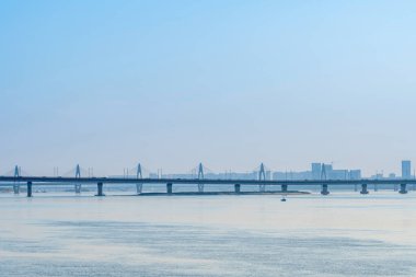 Yangtze Nehri Köprüsü ve Çin 'deki güzel manzarası.