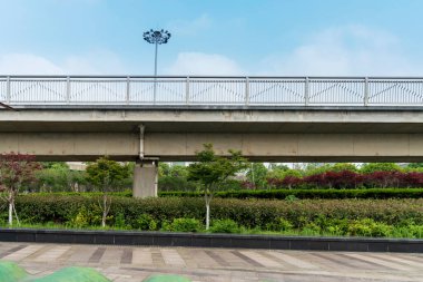 Mavi gökyüzüne karşı yaya köprüsü