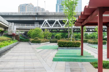 Bahar Parkı ve modern şehir