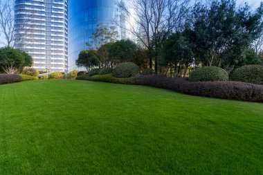 Şangay 'da modern bina geçmişi olan şehir parkı.