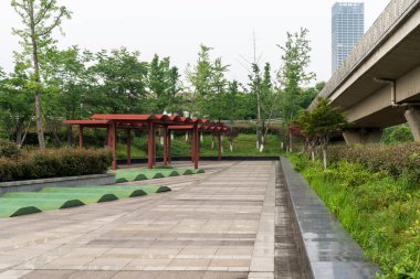 Bahar Parkı ve modern şehir