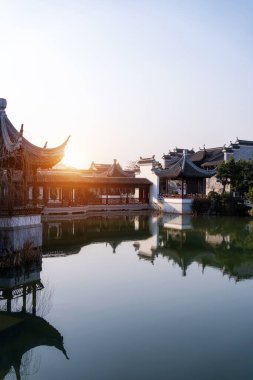 Jiangnan tarzında geleneksel bir bahçe.