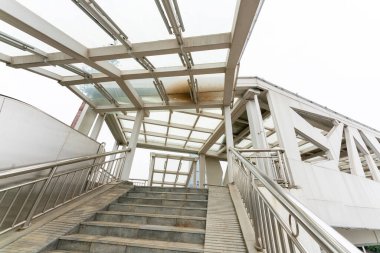 Yaya köprüsünün içinde.