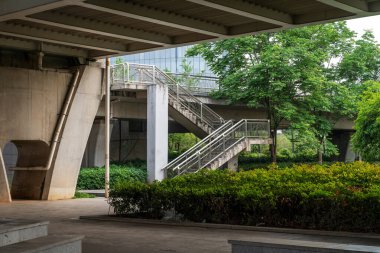 Modern bir binanın korkuluk ve merdivenlerinin detaylarını kapat.