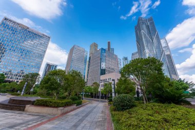 Şangay 'da modern bina geçmişi olan şehir parkı.