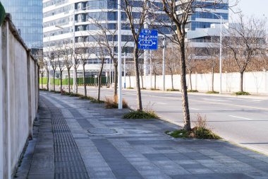 Şehirdeki boş şehir yolu ve binalar