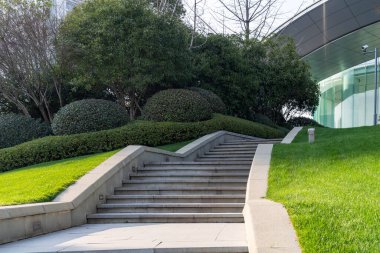 Modern bir binanın korkuluk ve merdivenlerinin detaylarını kapat.