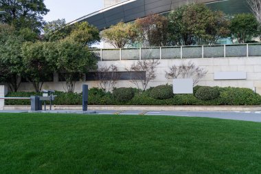 Modern bina yeraltı otoparkı çıkışı.