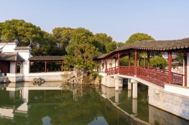 Jiangnan tarzında geleneksel bir bahçe.