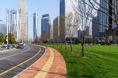 Şangay 'da modern bina geçmişi olan şehir parkı.